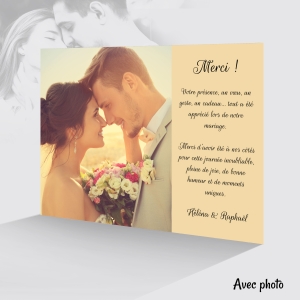 Carte de remerciement mariage avec joli coeur sur fond jaune