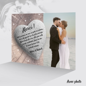 jolie carte de remerciement galet coeur pour le mariage et fond en bois photo